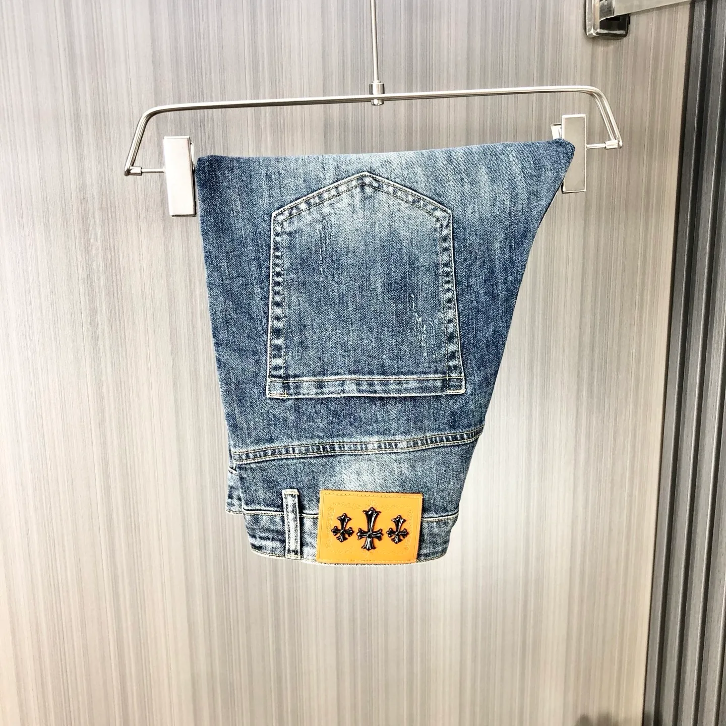P220 chrome hearts denim shorts, the latest new men's jeans for spring and summer 2025! Heavy-duty washed denim fabric, customized fabric is softer and more comfortable than ordinary denim fabric! Ultra-heavy industrial washing process and double process washing. The entire pair of pants has a comfortable feel, top-notch fineness and breathability. All hardware brand logos are custom-made, and the materials are selected with the best attributes. The elasticity of the fabric is very good and the comfort is great! The low-key design style is simple and elegant. Yardage: 28-38 (no 35.37)